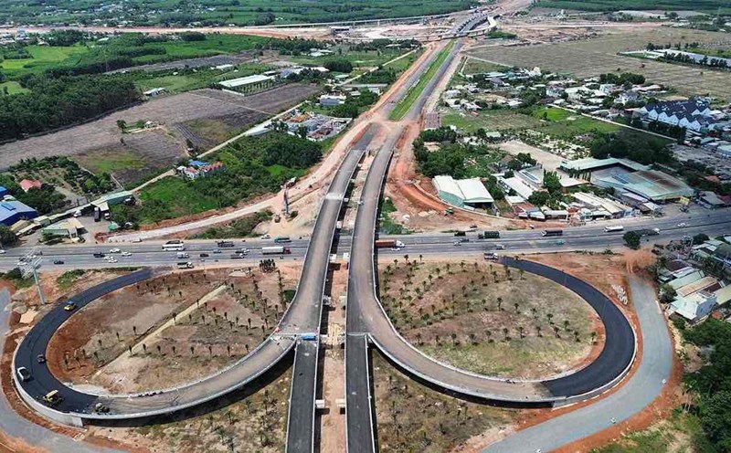 The intersection connecting Long Thanh airport and National Highway 51, Dong Nai. Photo: HAC