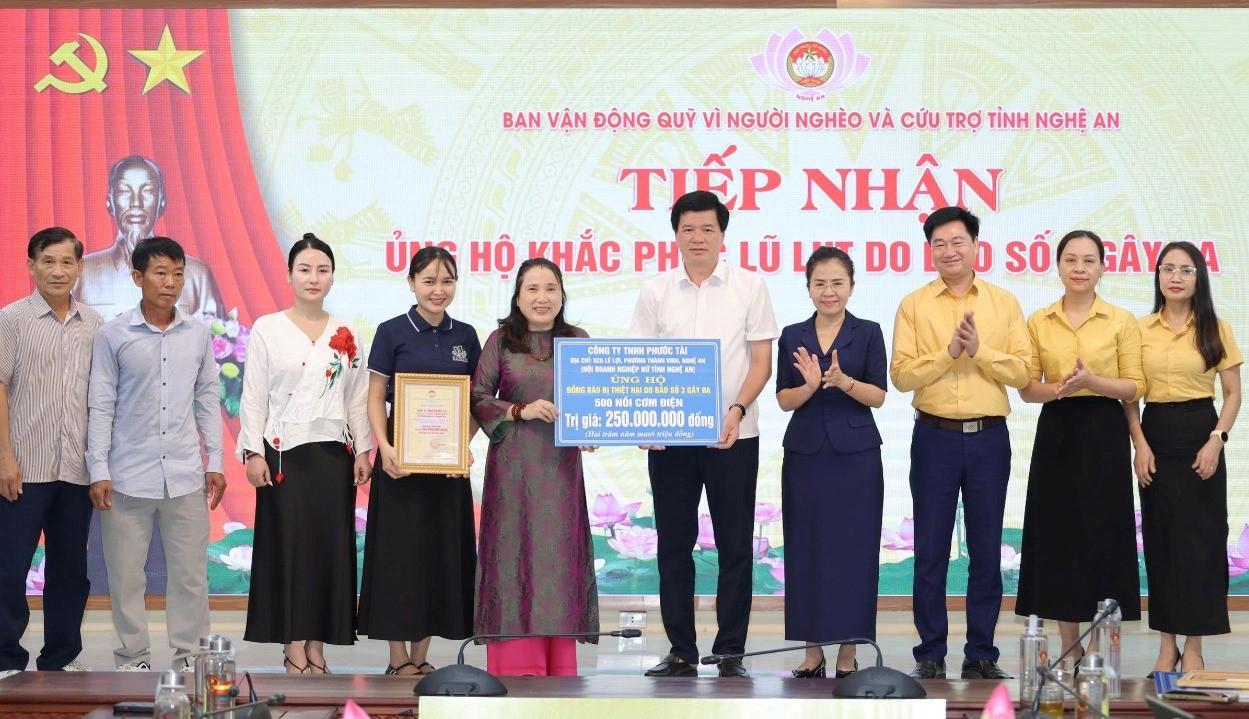 Phuoc Tai Co. Ltd. (direccion 52A Le Loi barrio de Thanh Vinh provincia de Nghe An) entrega 500 ollas de arroz electricas para apoyar a los compatriotas en las zonas inundadas. Foto: Ngoc Anh