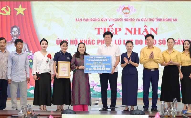 Phuoc Tai Company Limited (address 52A Le Loi, Thanh Vinh Ward, Nghe An Province) donated 500 electric rice cookers to support people in flooded areas. Photo: Ngoc Anh