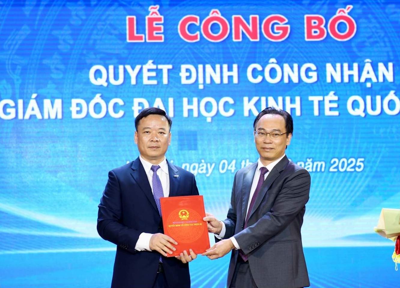 PGS.TS Hoang Minh Son - Thu truong Bo Giao duc va Dao tao trao Quyet dinh cong nhan cho PGS.TS Bui Huy Nhuong giu chuc vu Giam doc Dai hoc Kinh te Quoc dan. Anh: Nha truong