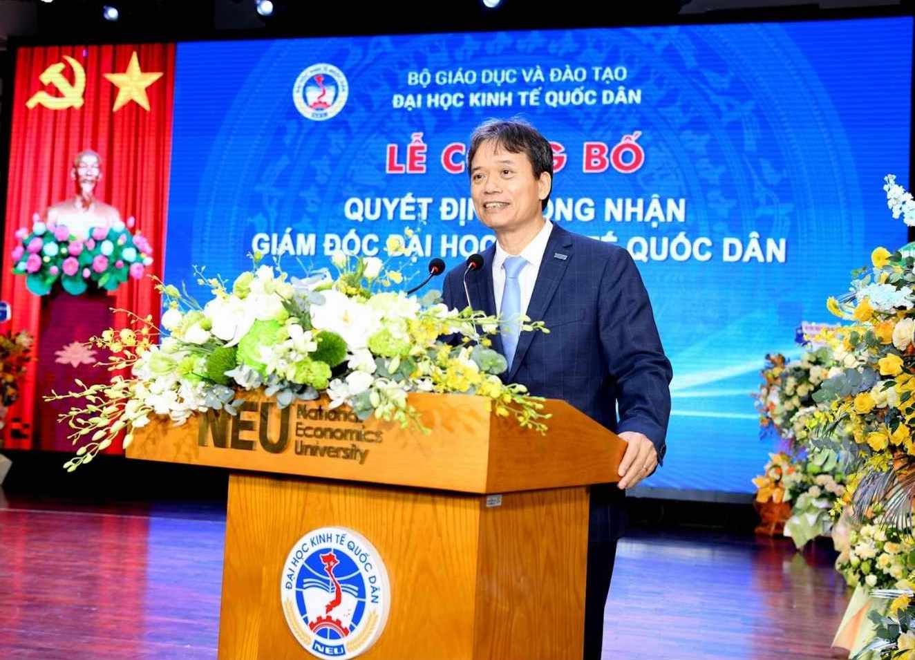 GS.TS Pham Hong Chuong - Nguyen Giam doc Dai hoc Kinh te Quoc dan. Anh: Nha truong