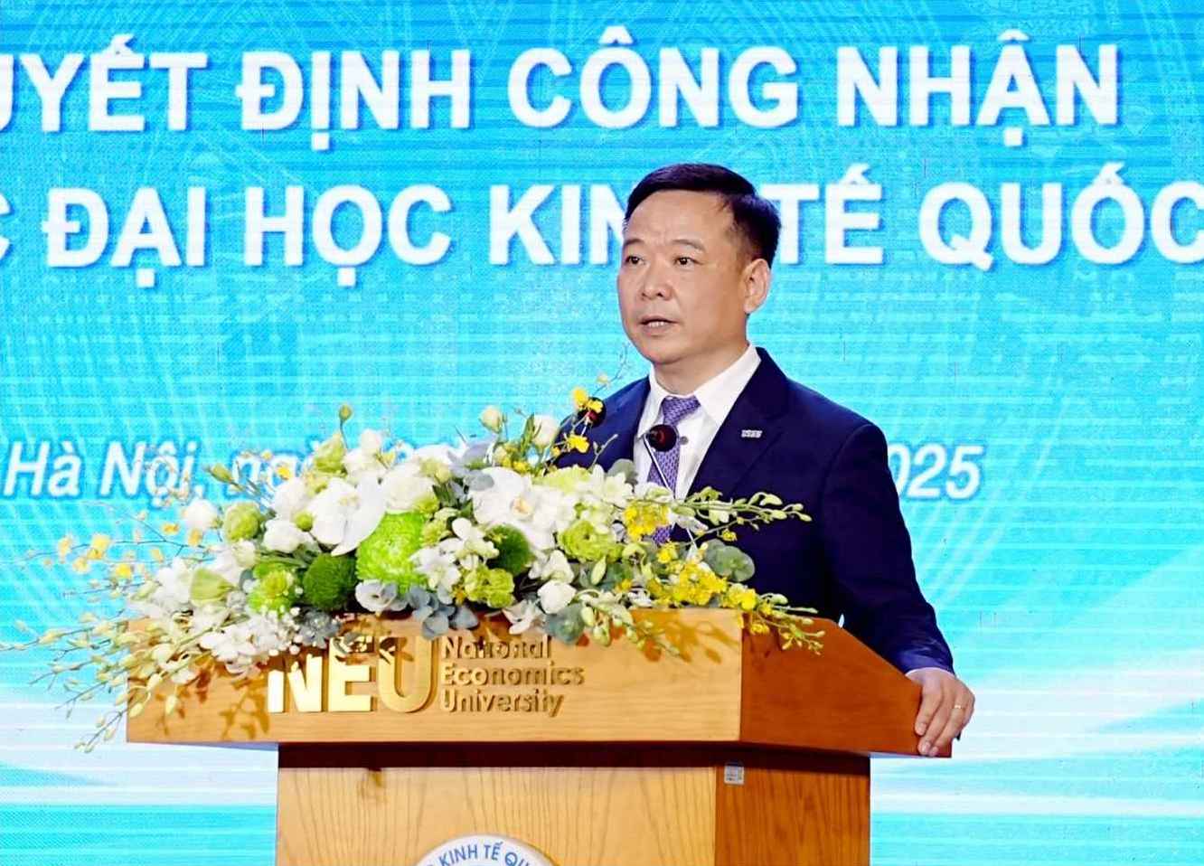 PGS.TS Bui Huy Nhuong - Giam doc Dai hoc Kinh te Quoc dan. Anh: Nha truong