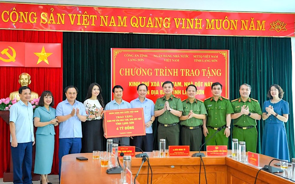 베트남 중앙은행 지도부 대표가 랑선성 지역의 임시 주택 및 허술한 주택 철거 프로그램을 지원하기 위해 40억 동을 기증했습니다. 이는 높이 평가되는 사회 복지 활동 중 하나입니다. 사진: Thu Thuy