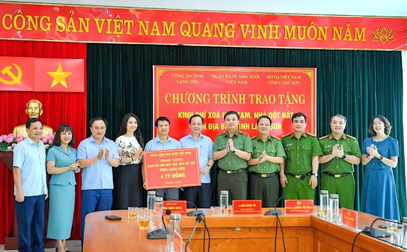 Representatives of the State Bank of Vietnam presented 4 billion VND to support the implementation of the program to eliminate temporary and dilapidated houses in Lang Son province - one of the highly appreciated social security activities. Photo: Thu Thuy