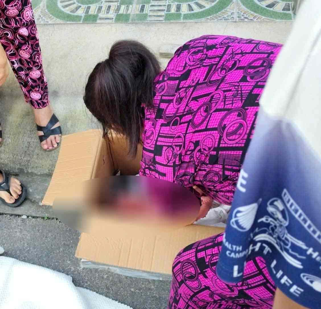 Hien be duoc chuyen len Benh vien Da khoa tinh Binh Duong de duoc kiem tra va cham soc tot hon. Anh: Ban doc cung cap