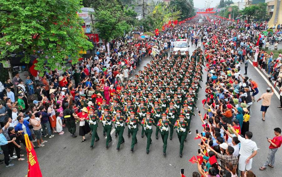 Cac chien si dieu binh, dieu hanh trong vong tay nhan dan. Anh: NVCC