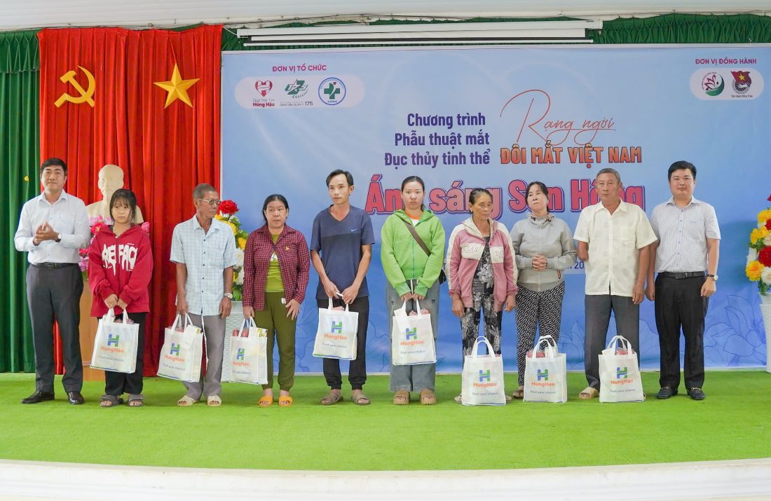 Quy Trai tim Hung Hau phoi hop cung Benh vien Quan y 175 va cac don vi dong hanh gui tang hon 150 phan qua den ba con tinh Dong Thap.
