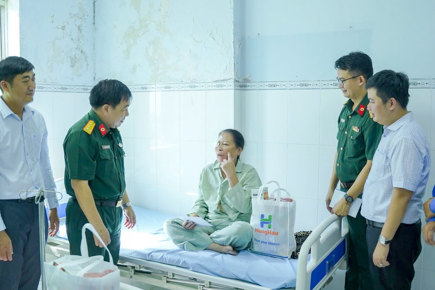 Dai dien Ban lanh dao Tinh Dong Thap, BV Quan y 175 va Quy Trai tim Hung Hau tham hoi benh nhan sau phau thuat.