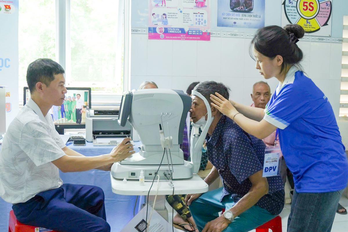 Hoat dong luon co su dong hanh va ho tro tu cac ban sinh vien Khoa Y Duoc va chien si Mua he xanh Truong Dai hoc Van Hien.