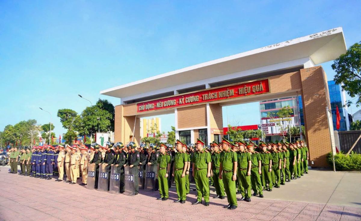 クアンニン省警察は、犯罪を攻撃、鎮圧し、治安と秩序を確保し、各レベルの党大会と国の主要な政治イベントを保護するために出発しました。写真:クアンニン省警察