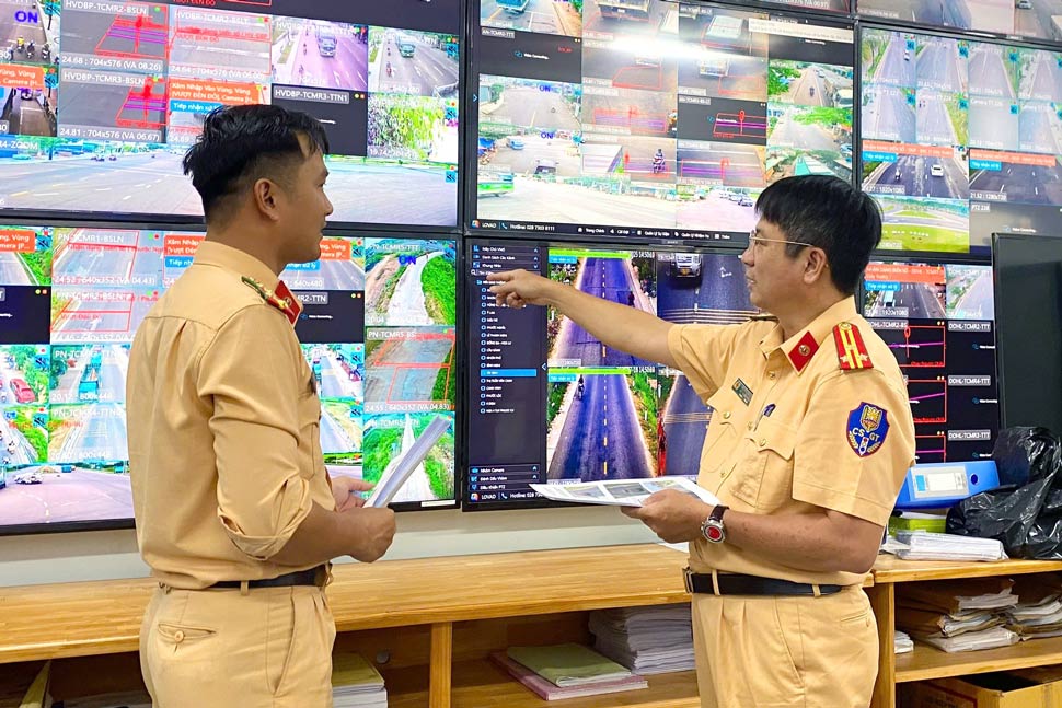 Can bo Phong CSGT Cong an tinh Gia Lai trich xuat du lieu phuong tien vi pham. Anh: Phong CSGT