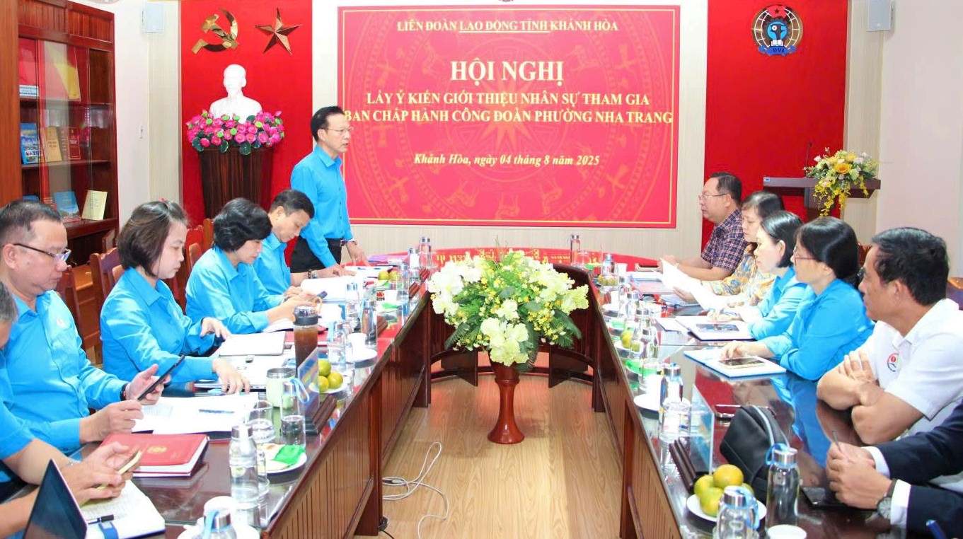 Khanh Hoa Nha Trang 구 노동조합 집행위원회 참여 인력 소개 의견 수렴. 사진: Phuong Linh