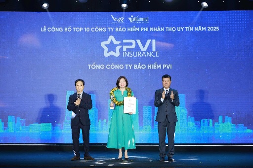 Ms. Nguyen Vu Tam - Deputy General Director of PVI Insurance represented the award recipient. Photo: Thu Binh