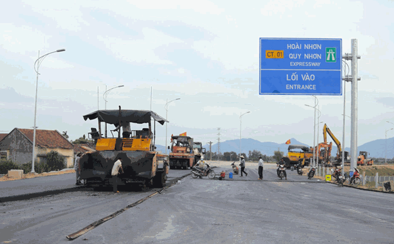 Sand is a source of construction materials that are in great demand to serve the construction of the expressway project. Photo: Gia Nguyen