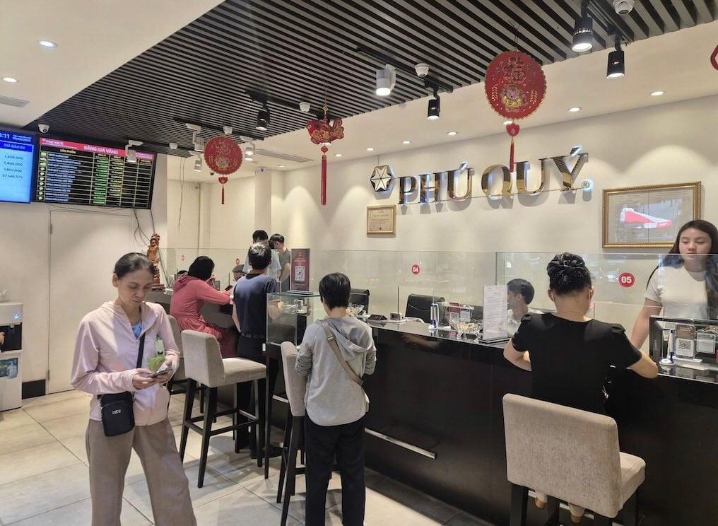 Many people turn to silver investment when the price of gold is too high. Photo: Phan Anh