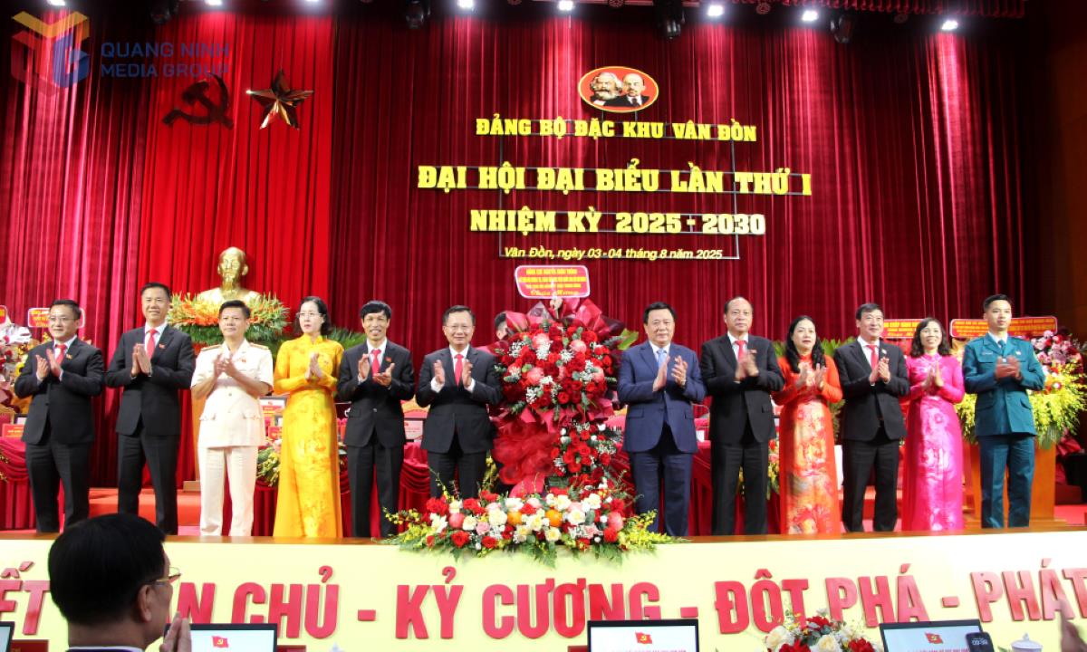 Prof. Dr. Nguyen Xuan Thang - Politburo member, Director of the Ho Chi Minh National Academy of Politics, Chairman of the Central Theoretical Council - presented flowers to congratulate the first Congress of the Van Don Special Zone Party Committee. Photo: Manh Truong