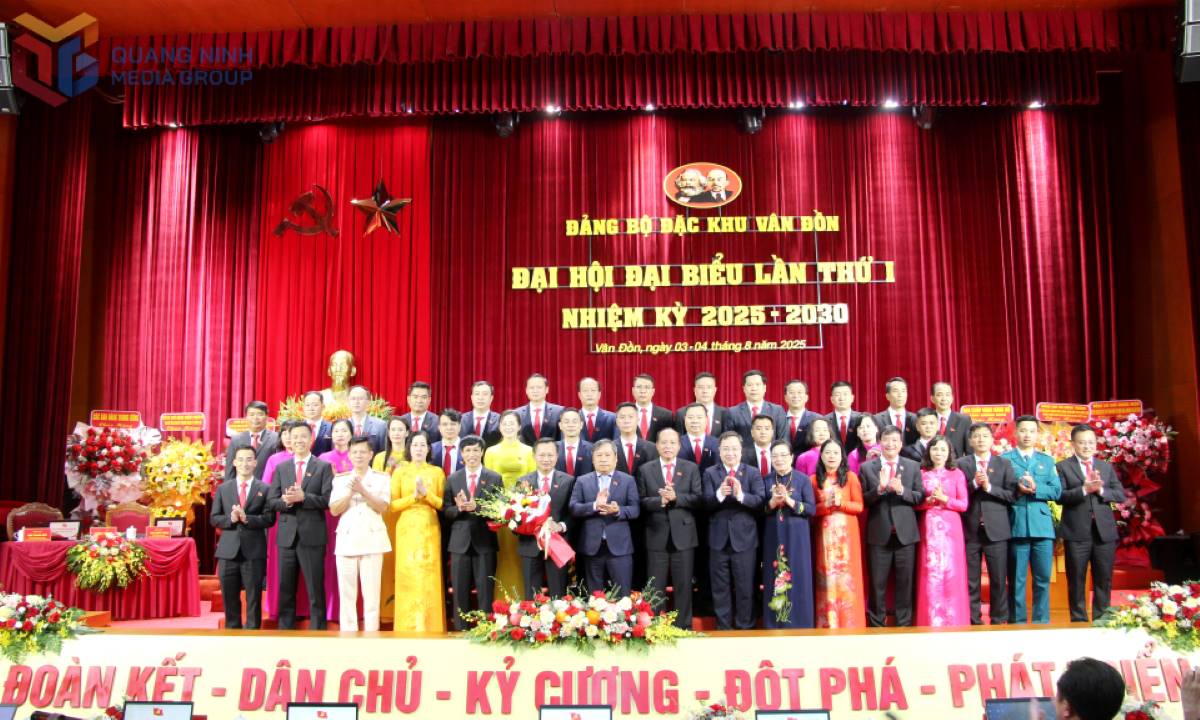 Cac dong chi lanh dao Quoc hoi, tinh tang hoa chuc mung Ban Chap hanh Dang bo dac khu Van Don lan thu I, nhiem ky 2025-2030. Anh: Manh Truong
