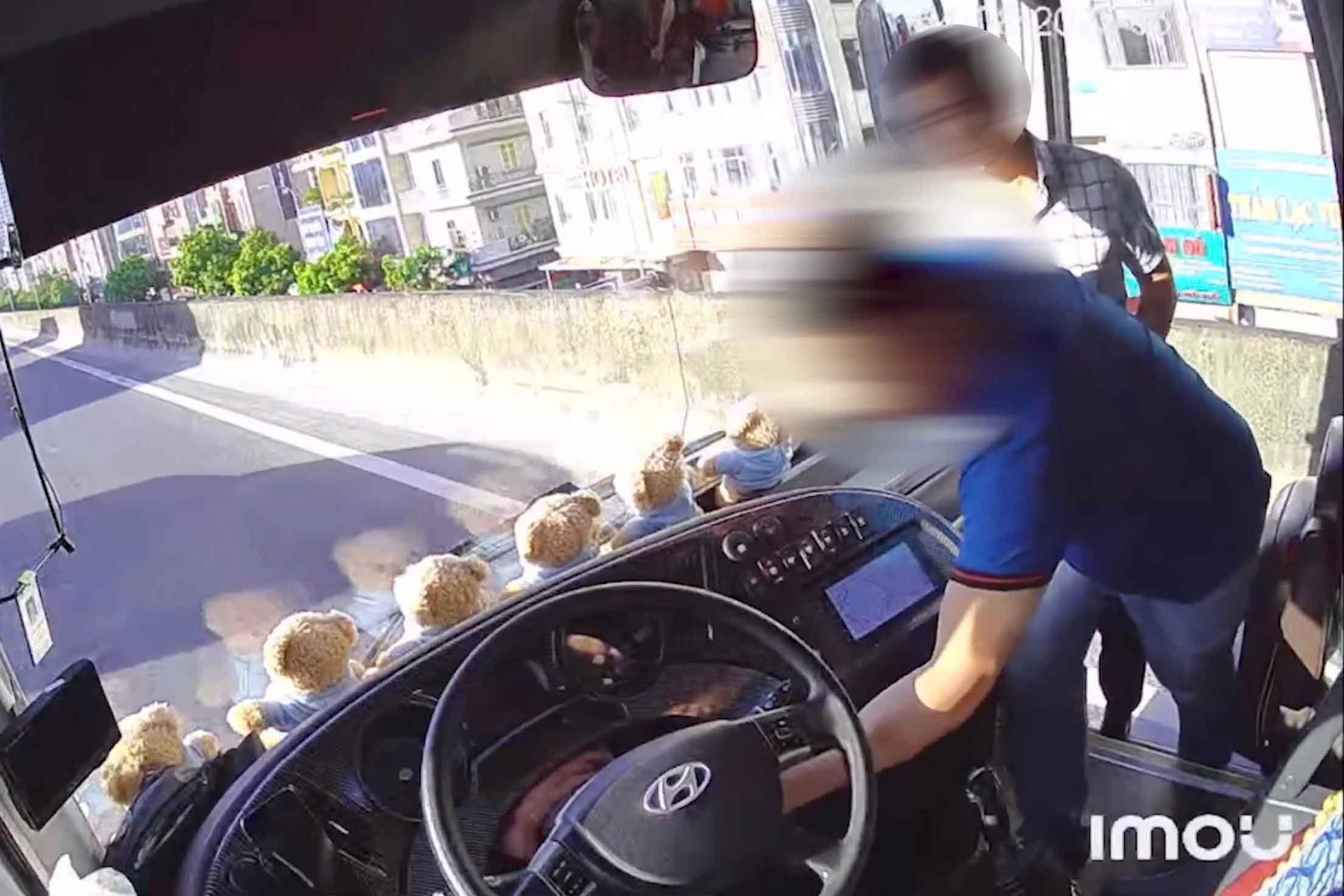 Un homme en chemise bleue retire la cle d'une voiture de tourisme circulant sur la route peripherique 3 a Hanoï. Photo : Fournie par le chauffeur