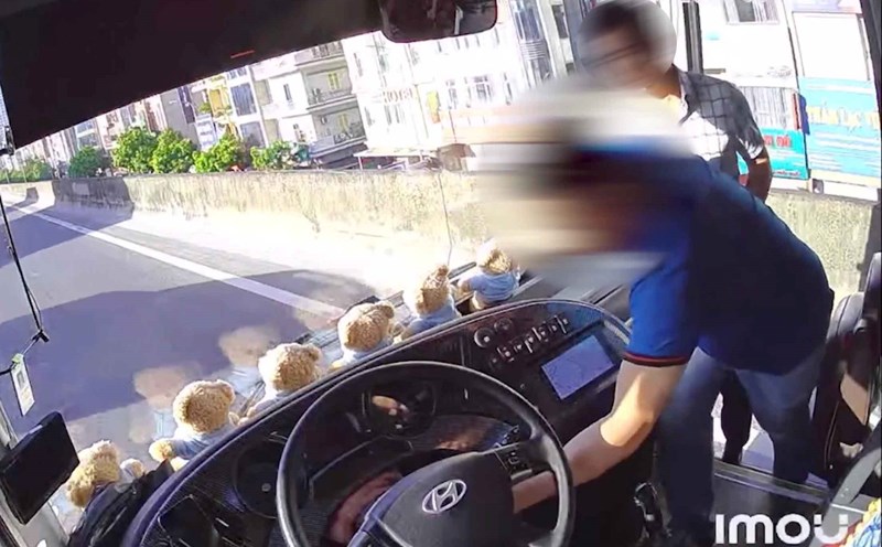 The man in blue took out the key of a passenger car traveling on Hanoi's Ring Road 3. Photo: Provided by the driver