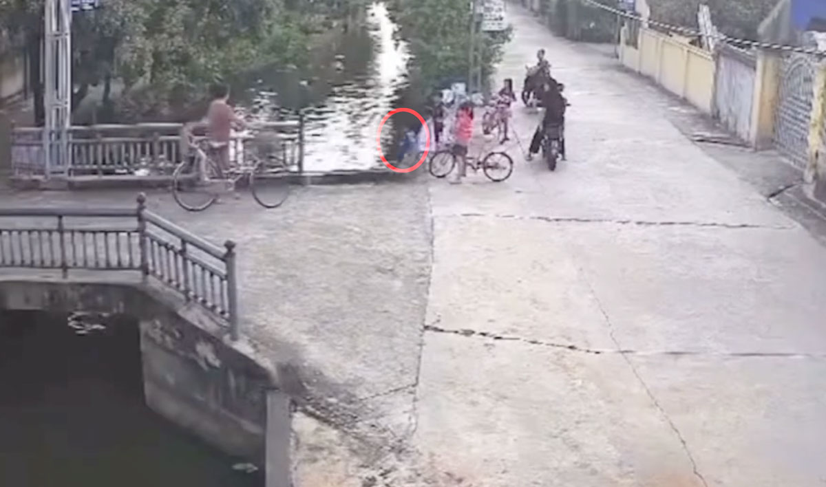 Vu Hong Phong tried to go down the canal to save the baby in distress in Ninh Giang commune, Ninh Binh province. Photo: Provided by the people