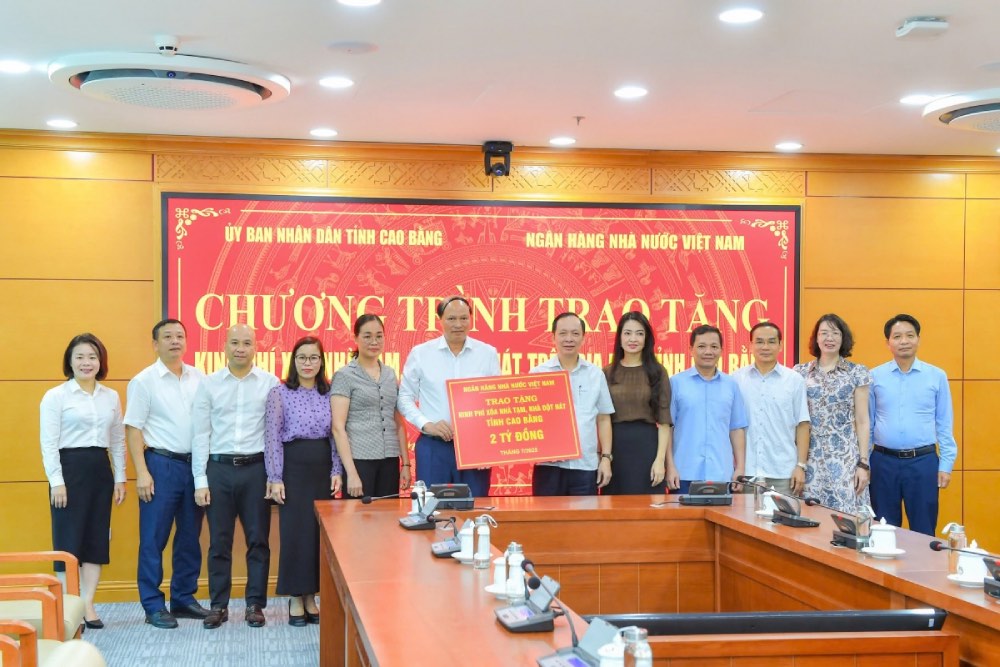 베트남 중앙은행 지도부가 임시 주택 및 허술한 주택 철거 목표 달성을 지원하기 위해 까오방성에 자금을 기증했습니다. 사진: 베트남 은행 노동조합