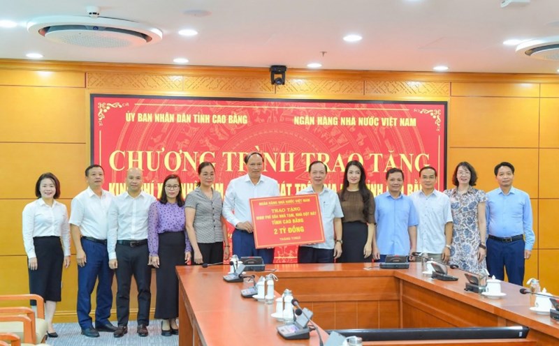 The leaders of the State Bank of Vietnam presented funds to Cao Bang province to support the goal of eliminating temporary and dilapidated houses. Photo: Vietnam Bank Trade Union