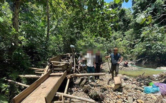 9 đối tượng hút cát từ lòng suối để tuyển vàng trái phép ở Tuyên Quang
