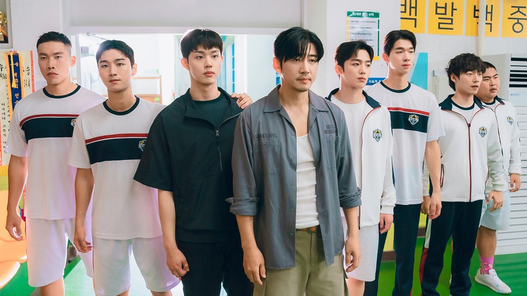 Yoon Kye Sang and the cast of the film wonder Football. Photo: Producer/Net Netflix