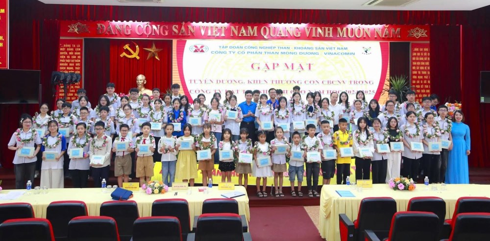 몽즈엉 석탄 주식회사 대표단과 노동자 자녀인 우수 학생들이 기념 사진을 찍고 있습니다. 사진: Van Anh