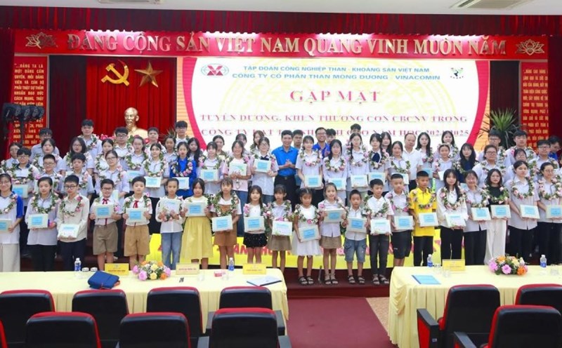 Delegates at the leaders of Mong Duong Coal Joint Stock Company and excellent students who are children of workers took souvenir photos. Photo: Van Anh
