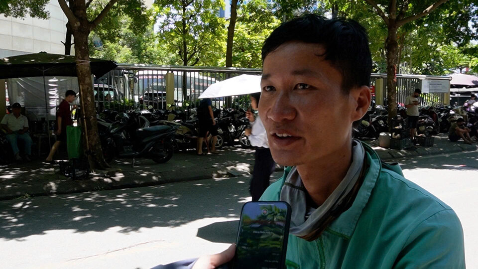 Anh Nguyen Hoa chuan bi day du do bao ho va mang theo nuoc uong de chong choi voi nang nong, giam nguy co soc nhiet khi muu sinh ngoai duong.