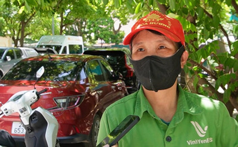 Workers dizzyly clean their flowers and eyes in the hot sun of nearly 40 degrees Celsius
