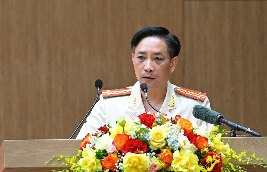 Đại tá Nguyễn Minh Tuấn thông tin về việc đơn vị đang điều tra 6 vụ sản xuất, buôn bán hàng giả. Ảnh: Việt Trung