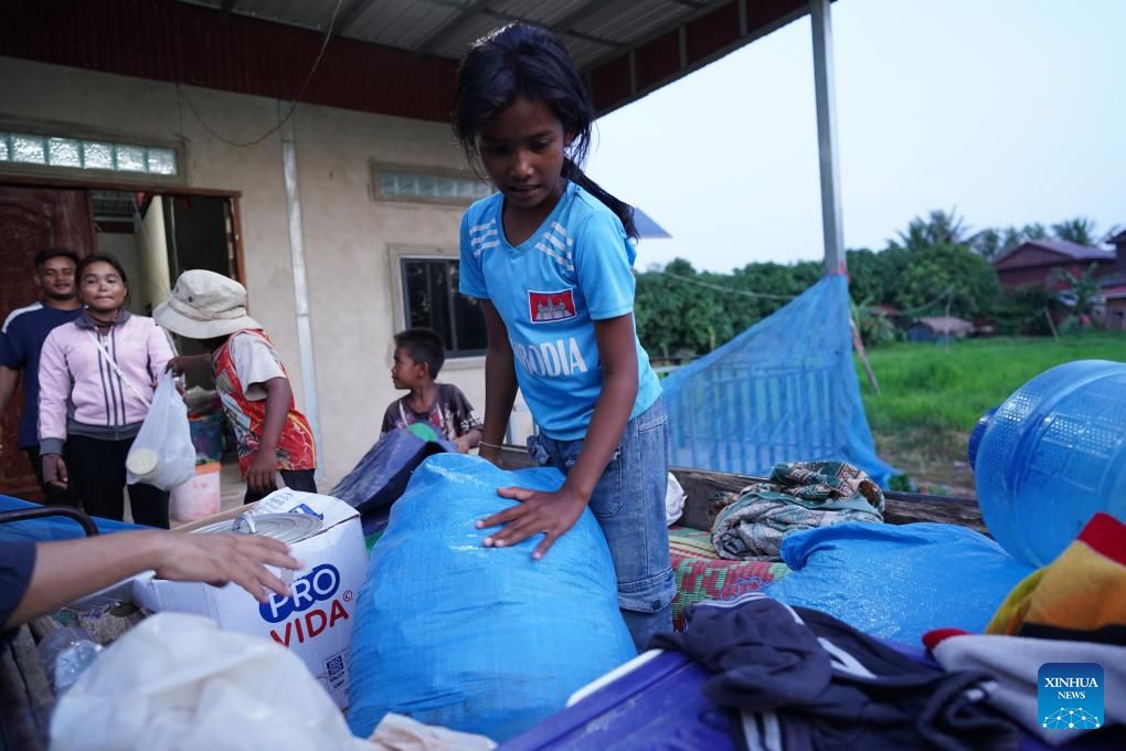 2025년 7월 31일 캄보디아 오다르 미안체이 지방으로 대피하는 사람들. 사진: 신화통신