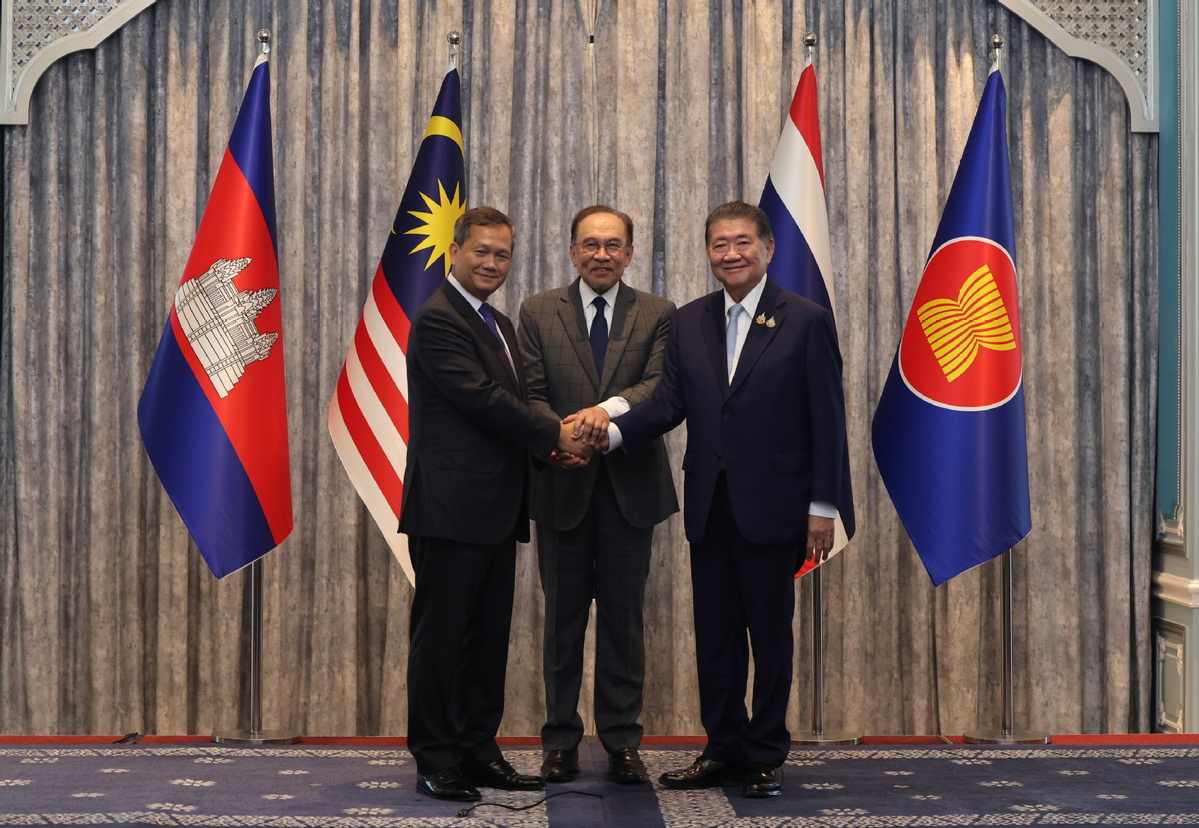 Tu trai qua: Thu tuong Campuchia Hun Manet, Thu tuong Malaysia Anwar Ibrahim va Thu tuong tam quyen Thai Lan Phumtham Wechayachai sau cuoc dam phan ngung ban tai Malaysia, ngay 28.7.2025. Anh: Xinhua