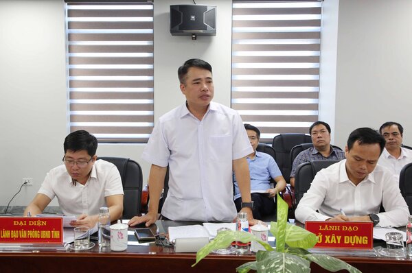 Giam doc So Xay dung Bac Ninh Nguyen Viet Hung bao cao tai buoi lam viec. Anh: Linh Ngoc
