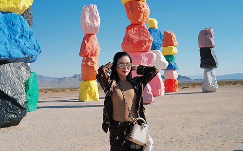 Le Quyen took a photo at the 7-color Stone Park. Photo: Character provided