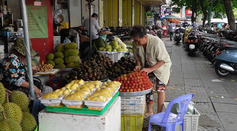 호치민시 도로변 및 보도블록 통행료 징수 일시 중단 시민들 새로운 규정 조속히 마련 희망