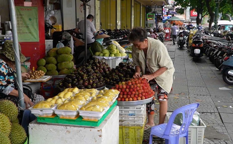 HCMC temporarily stops collecting road and sidewalk fees, people hope to soon have new regulations