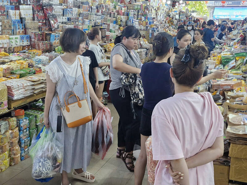 Touristes faisant du shopping en milieu de journee au marche Han (ville de Da Nang). Photo : Thu Giang