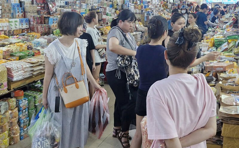 Tourists shop at noon at Han Market (Da Nang City). Photo: Thu Giang