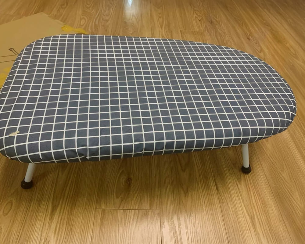 Mini clothing lotion tables are suitable for small living spaces. Photo: Quoc Chung