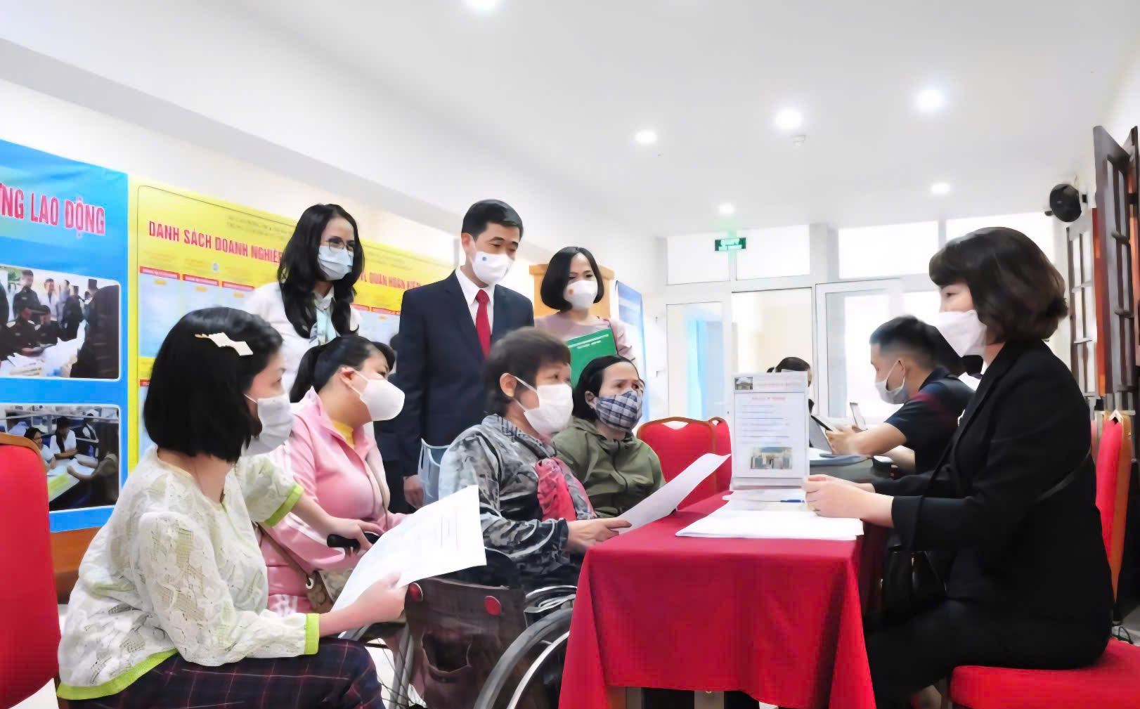 2025년 고용법은 장애인 노동자를 사용하는 기업에 대한 우대 제도를 규정합니다. 사진: VGP