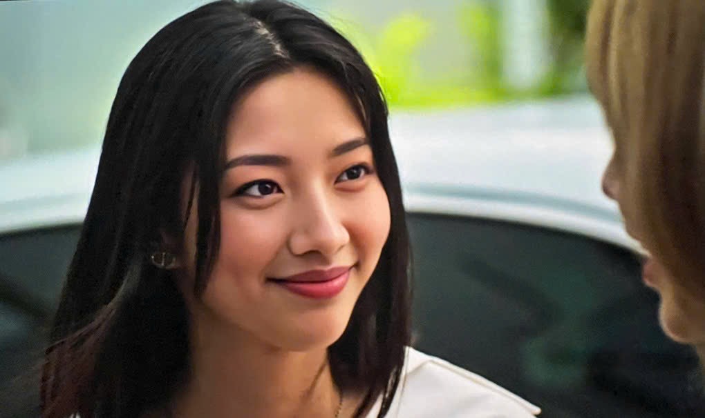 Thuy Tienの画像がAI技術に置き換えられた。写真:映画「Chot don」からのカット.