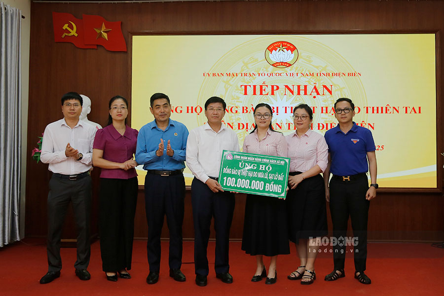 Chi nhanh Ngan hang CSHX tinh Dien Bien trao 100 trieu dong cho Uy ban MTTQ Viet Nam tinh. Anh: Quang Dat