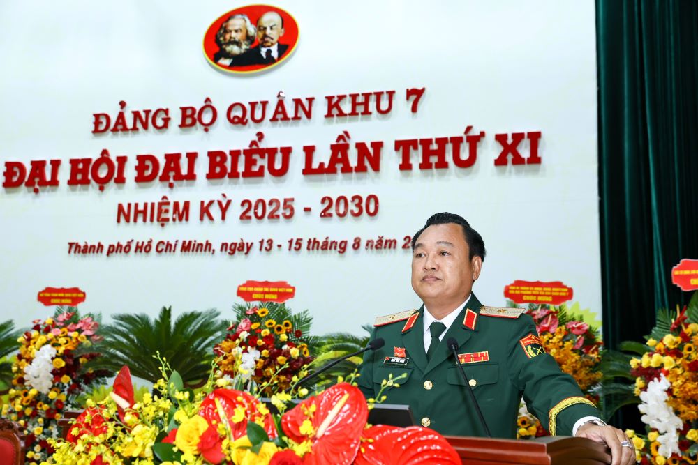 Army Major General Tran Vinh Ngoc - Party Committee Secretary, Political Commissar of Military Region 7 delivered the closing speech at the congress. Photo: Le Tram.
