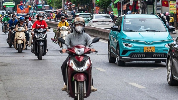 Cua Nam Ward has not yet implemented a pilot ban on gasoline vehicles. Photo: Song Huu