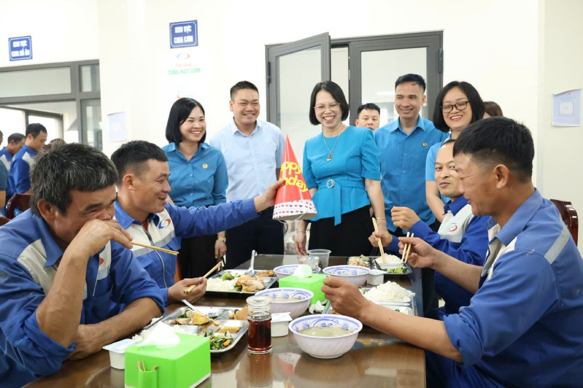 박닌성 노동총연맹 지도자들이 노동조합 식사 프로그램에서 조합원과 노동자들을 방문하고 있습니다. 사진: 호앙 홍