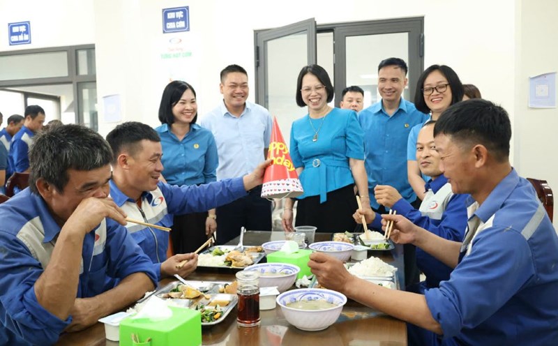Leaders of the Bac Ninh Provincial Federation of Labor visited union members and workers at the union meal program. Photo: Hoang Hong