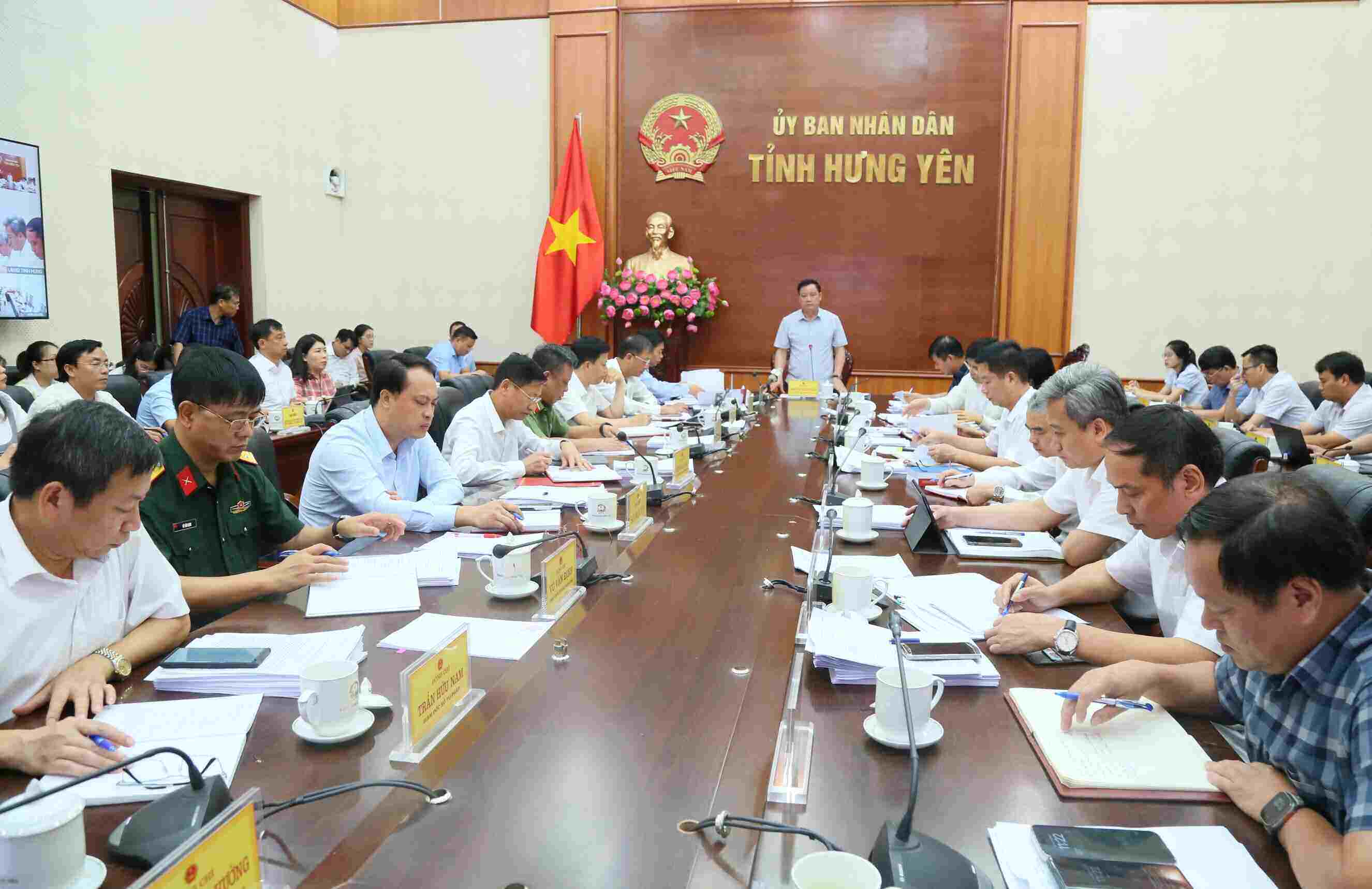 Chu tich UBND tinh Nguyen Khac Than chu tri hoi nghi. Anh: Cong TTDT tinh Hung Yen